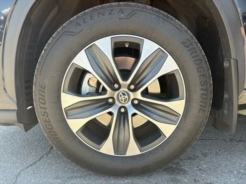 Used 2022 Toyota Highlander XLE image 10