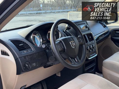 Used 2016 Dodge Grand Caravan SXT image 30