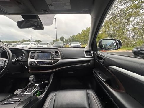Used 2018 Toyota Highlander XLE AWD/4WD image 29