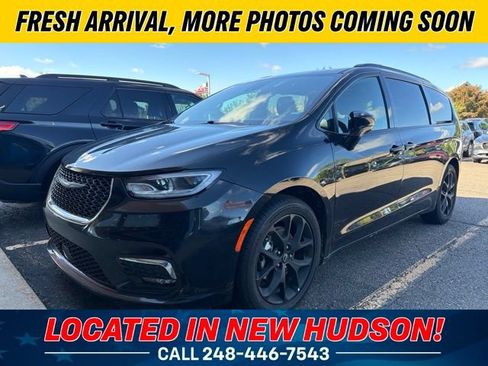 Used 2025 Chrysler Pacifica Limited FWD image 1
