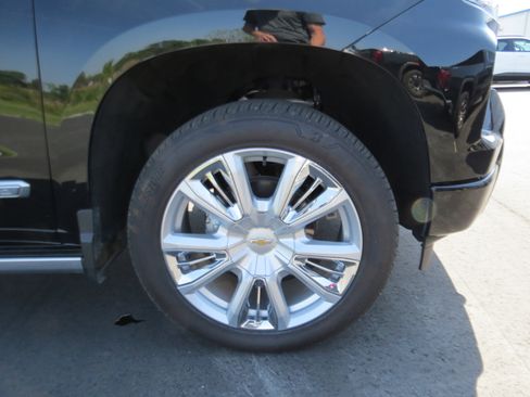 Used 2025 Chevrolet Silverado 1500 High Country w/ High Country Premium Package AWD/4WD image 10