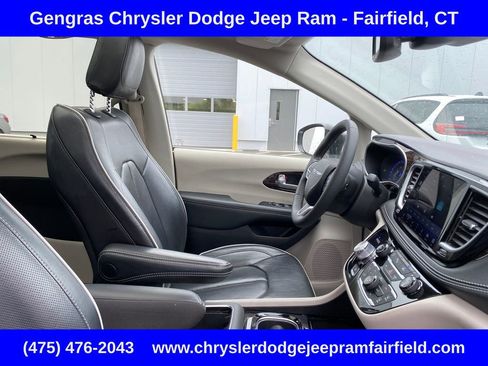 Certified 2024 Chrysler Pacifica Limited FWD image 40