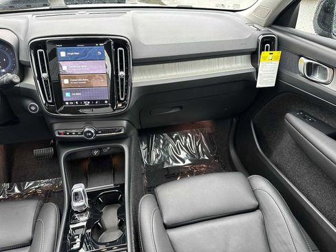Used 2025 Volvo XC40 B5 Plus w/ Protection Package Premier image 18