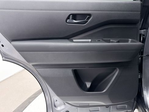 Used 2025 Nissan Pathfinder S image 29