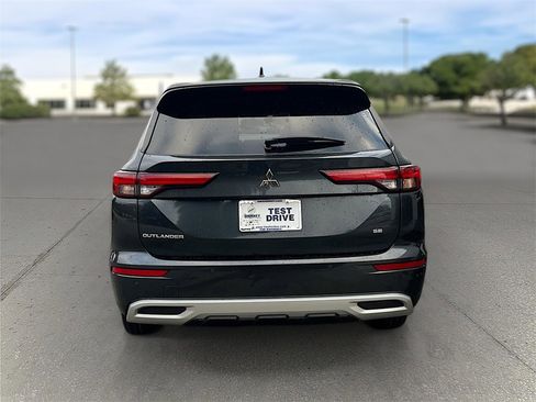 Used 2024 Mitsubishi Outlander SE image 6