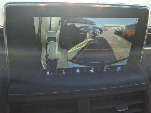 Used 2023 GMC Yukon SLT w/ SLT Luxury Package image 34