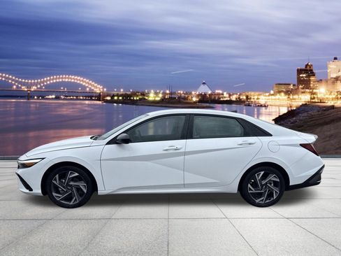 Used 2025 Hyundai Elantra Sport w/ Cargo Package FWD image 2