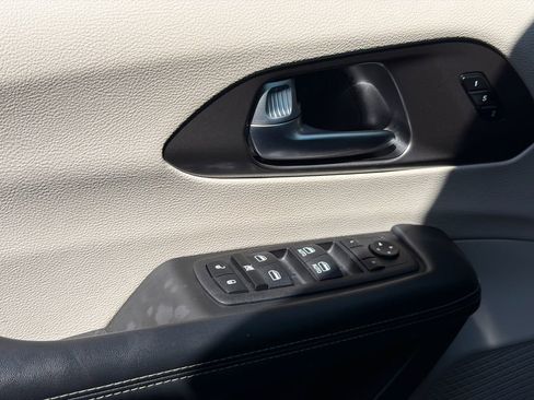 Used 2023 Chrysler Pacifica Touring-L FWD image 34