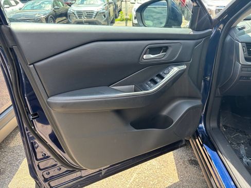 Used 2025 Nissan Rogue SV FWD image 18