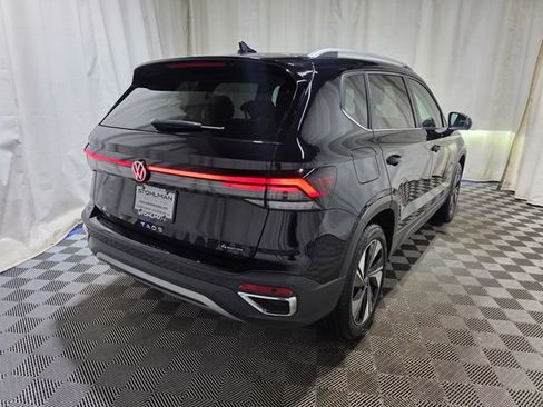 Used 2025 Volkswagen Taos SE w/ Panoramic Sunroof Package AWD/4WD image 4