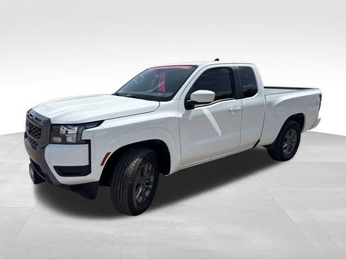 Certified 2025 Nissan Frontier SV RWD image 4
