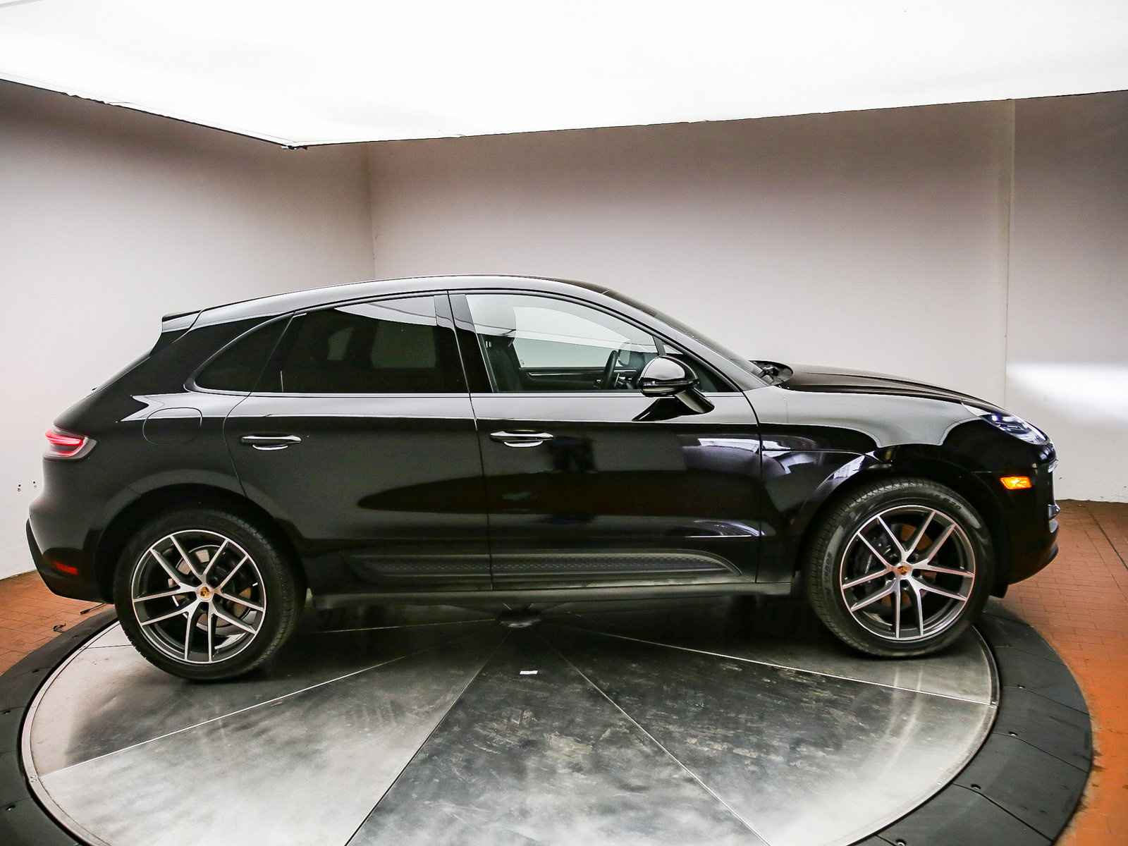 Certified 2026 Porsche Macan AWD/4WD image 5