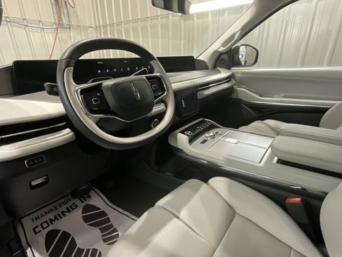 Used 2025 Lincoln Navigator Reserve image 9
