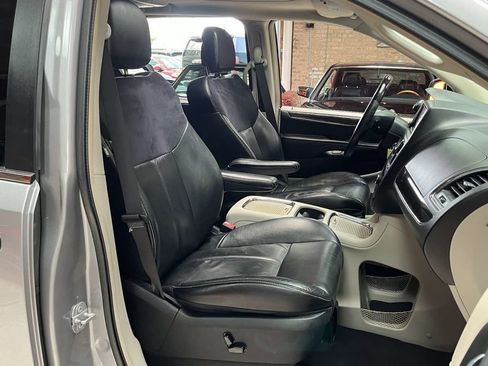 Used 2015 Chrysler Town & Country Limited Platinum FWD image 25