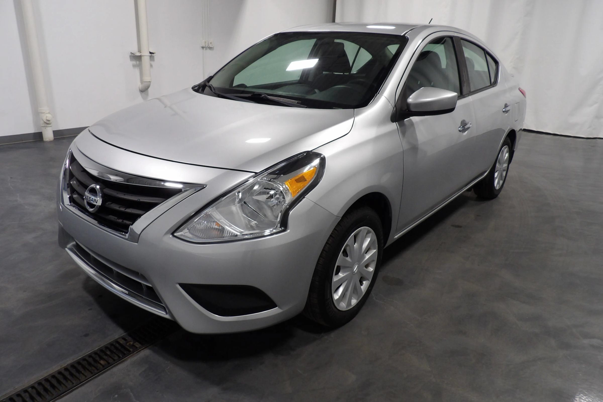 Used 2019 Nissan Versa SV FWD image 3