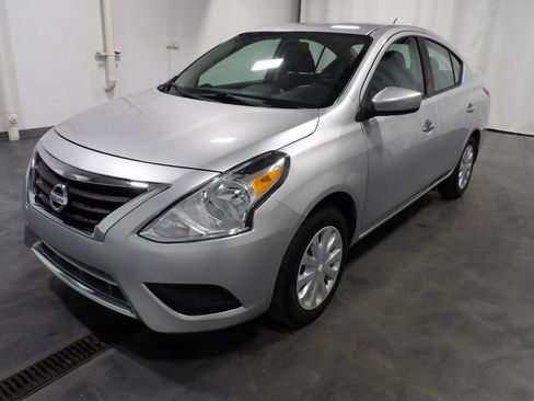 Used 2019 Nissan Versa SV FWD image 3