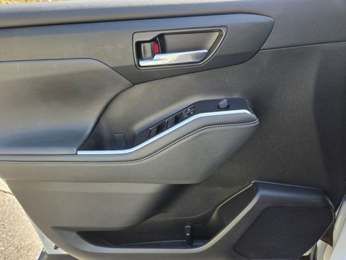 Used 2022 Toyota Highlander XLE AWD/4WD image 35