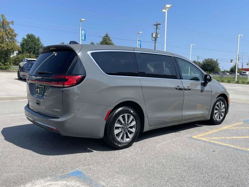 Used 2023 Chrysler Pacifica Touring-L FWD image 6