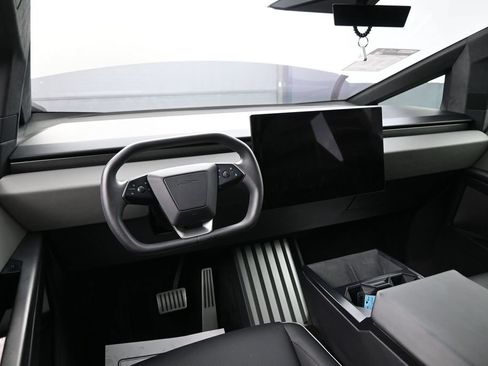 Used 2024 Tesla Cybertruck AWD Crew Cab image 27