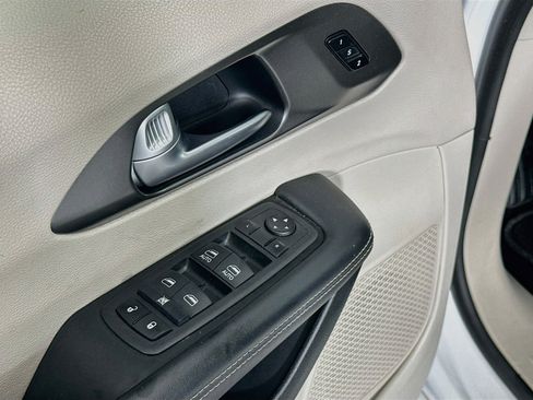 Used 2024 Chrysler Pacifica Touring-L FWD image 15
