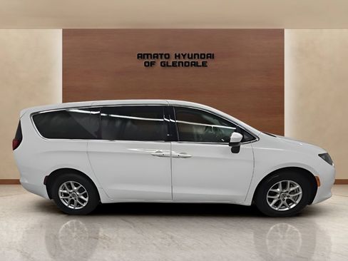 Used 2022 Chrysler Voyager LX FWD image 6