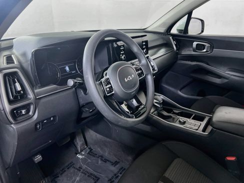 Used 2023 Kia Sorento LX FWD image 9