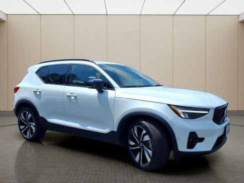 Used 2023 Volvo XC40 B5 Plus w/ Driver Assist Package AWD/4WD image 5