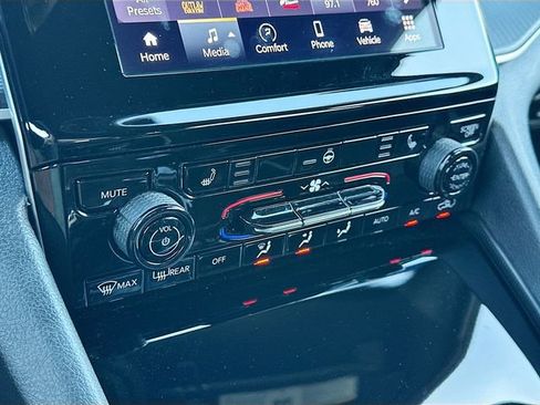 Used 2024 Jeep Grand Cherokee Altitude image 15