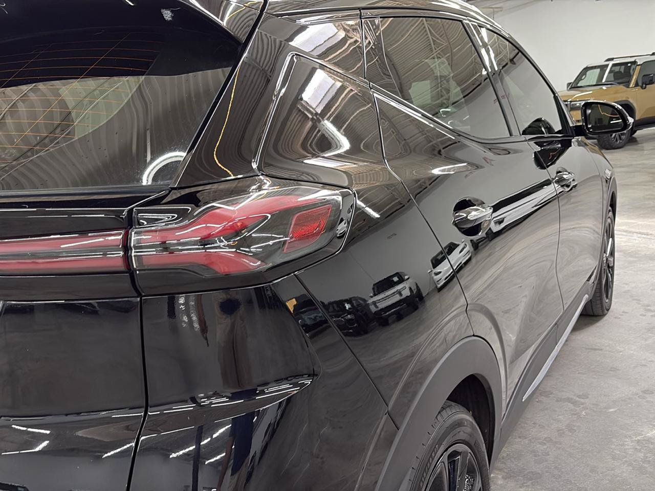 Used 2023 Chevrolet Bolt EUV Premier w/ Sun & Sound Package FWD image 8
