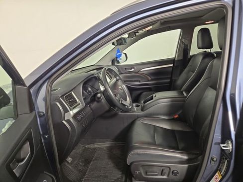 Used 2019 Toyota Highlander XLE image 12