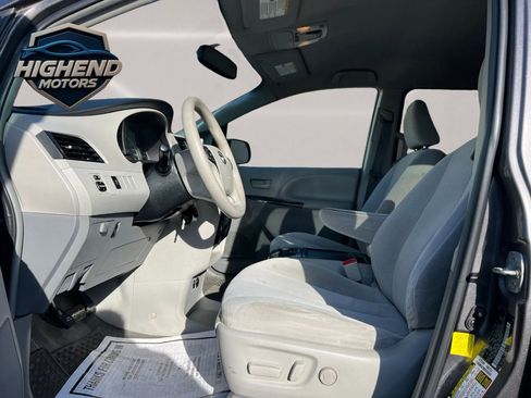 Used 2013 Toyota Sienna LE image 14