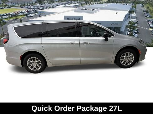 New 2026 Chrysler Pacifica Select image 3