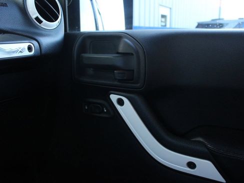 Used 2015 Jeep Wrangler Unlimited Sahara AWD/4WD image 17
