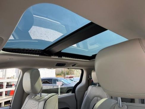 Used 2018 Chrysler Pacifica Limited image 28