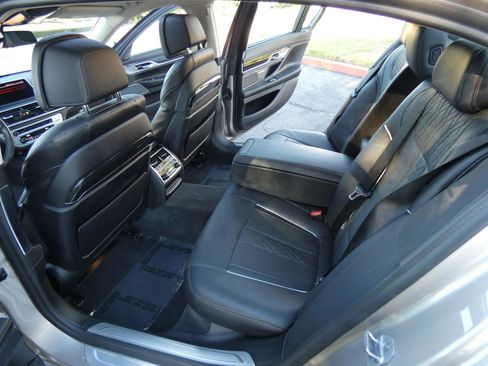 Used 2020 BMW 750i xDrive w/ Executive Package image 46