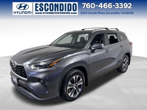 Used 2022 Toyota Highlander XLE FWD image 1