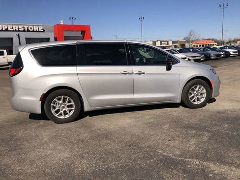 Used 2024 Chrysler Pacifica Touring-L image 6