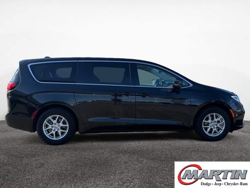 Used 2023 Chrysler Pacifica Touring-L FWD image 4