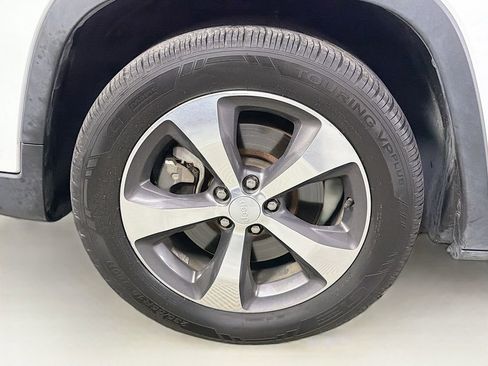 Used 2019 Jeep Cherokee Limited image 34