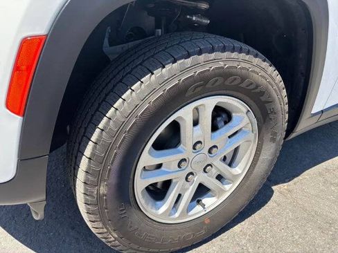 Used 2025 Jeep Grand Cherokee Laredo AWD/4WD image 9