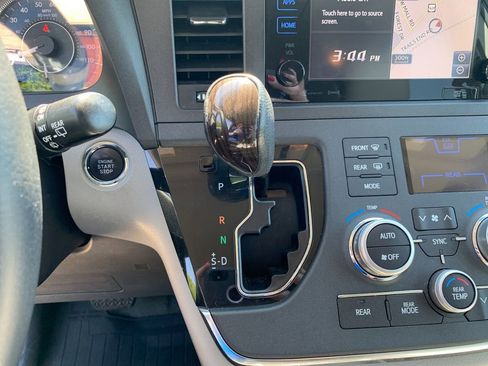Used 2017 Toyota Sienna XLE Premium AWD/4WD image 29