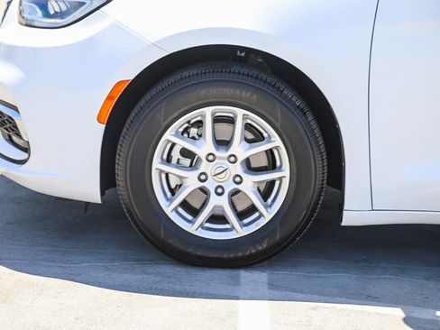 Used 2022 Chrysler Pacifica Touring-L FWD image 10