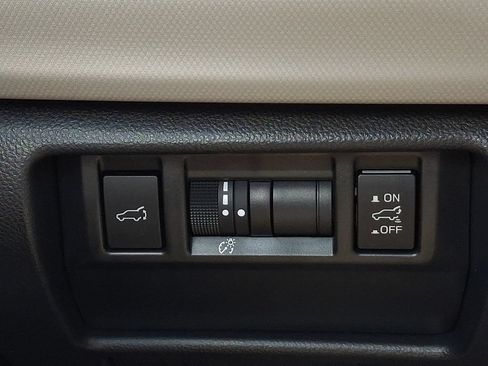 Used 2025 Subaru Forester Premium AWD/4WD image 24