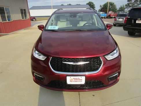 Used 2021 Chrysler Pacifica Touring-L image 5