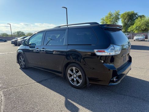 Used 2017 Toyota Sienna SE FWD image 6