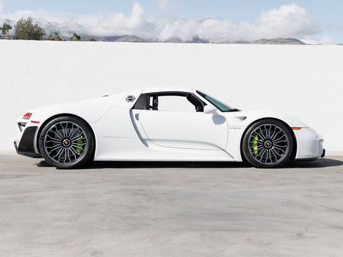 Used 2015 Porsche 918 Spyder image 8