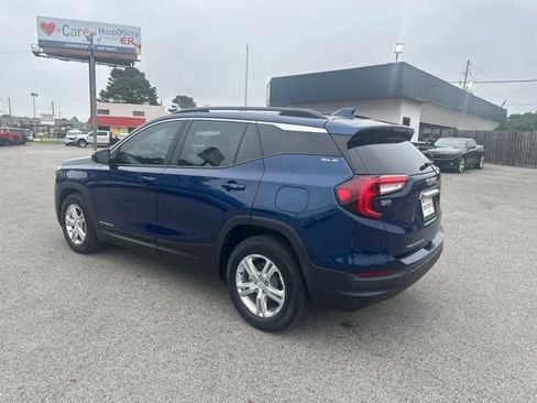Used 2022 GMC Terrain SLE w/ Driver Convenience Package FWD image 4