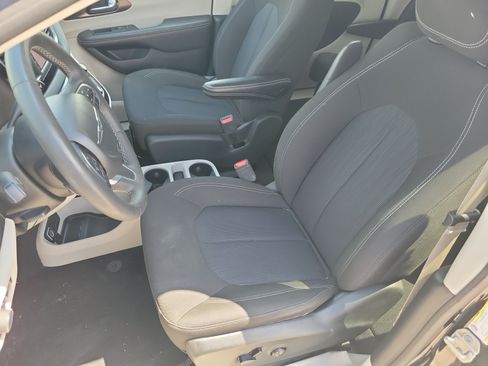 Used 2023 Chrysler Voyager LX FWD image 17