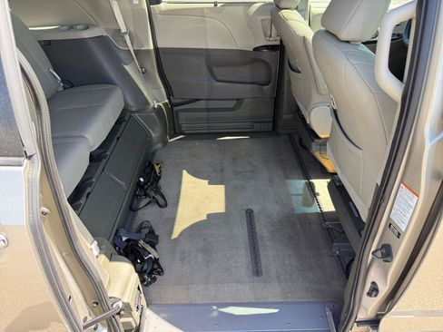 Used 2015 Toyota Sienna XLE w/ XLE Navigation Package FWD image 20