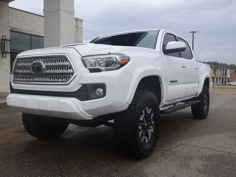 Used 2017 Toyota Tacoma TRD Sport w/ Tow Package (A/T) AWD/4WD image 2